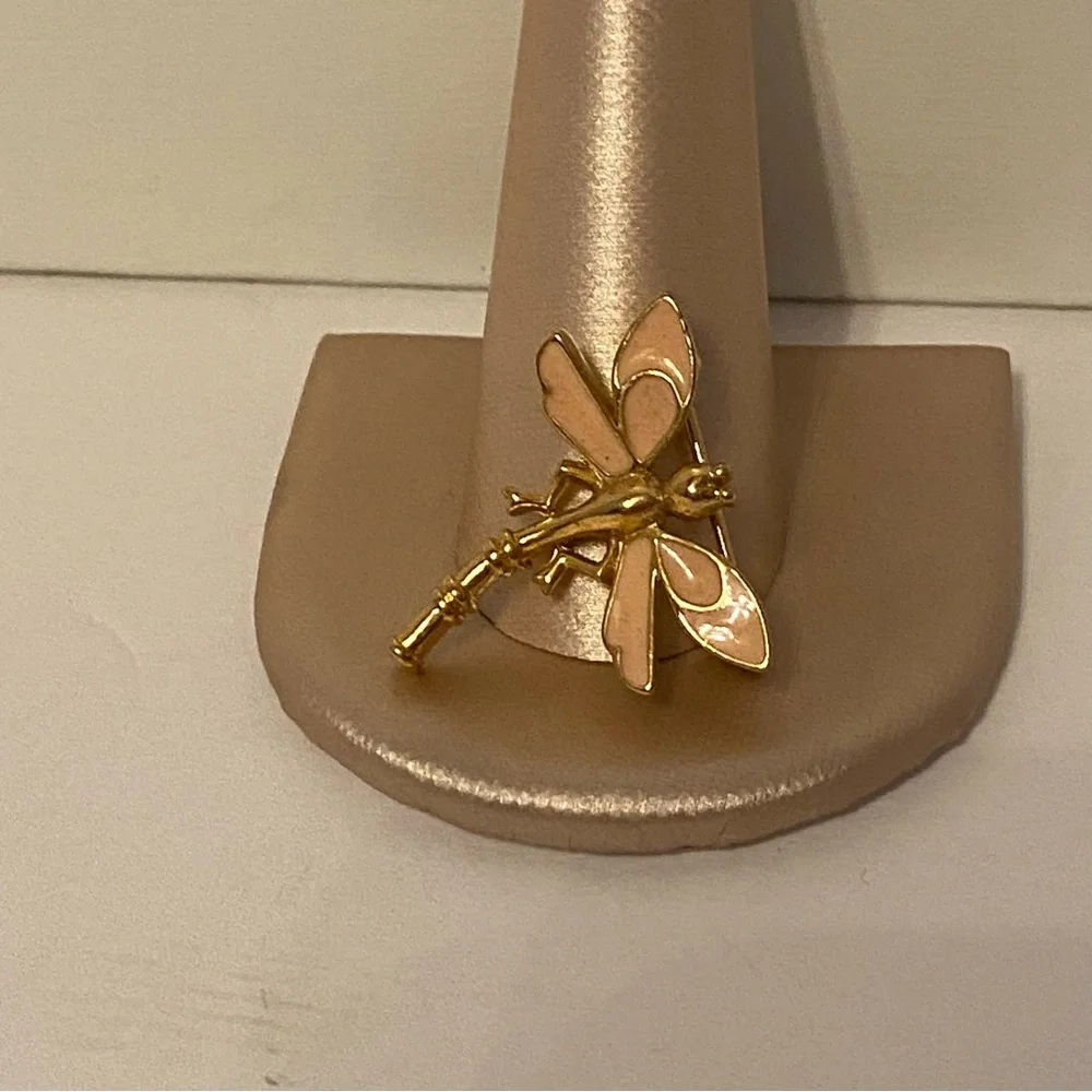 TRIFARI BROOCH PIN DRAGONFLY PALE PINK ENAMEL GOLD PLATE VINTAGE 1950s SIGNED